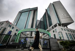 Une femme passe devant le siège de la banque Sber, la plus grande banque de Russie, le 14 novembre 2023 à Moscou.