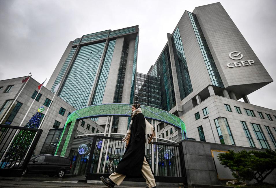 Une femme passe devant le siège de la banque Sber, la plus grande banque de Russie, le 14 novembre 2023 à Moscou.