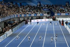Des robots humanoïdes s'affrontent lors de la finale du 100 mètres pour petits robots, durant les deuxièmes Jeux mondiaux des robots humanoïdes, au Stade national de patinage de vitesse de Pékin, le 26 août 2026.