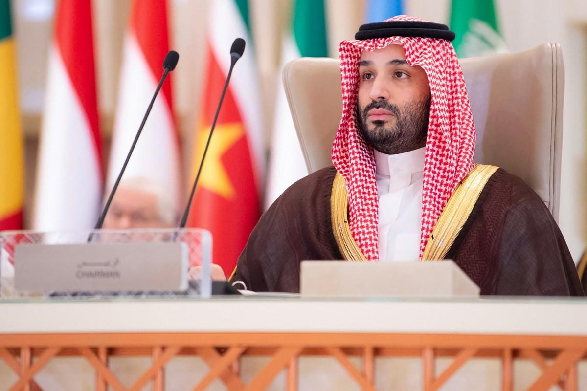 Le prince héritier saoudien Mohammed ben Salmane s'adressant au sommet extraordinaire conjoint des dirigeants de l'Organisation de la coopération islamique (OCI) et de la Ligue arabe à Riyad.