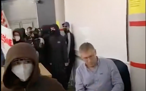 Fabrice Balanche, maître de conférence à Lyon 2, au moment de l'invasion de son amphi (capture d'écran)