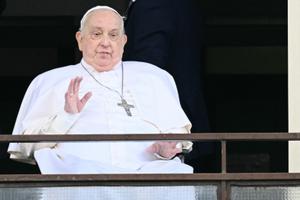 Le pape François salue d'une fenêtre de l'hôpital Gemelli avant sa sortie après cinq semaines d'hospitalisation pour pneumonie, à Rome, le 23 mars 2025.