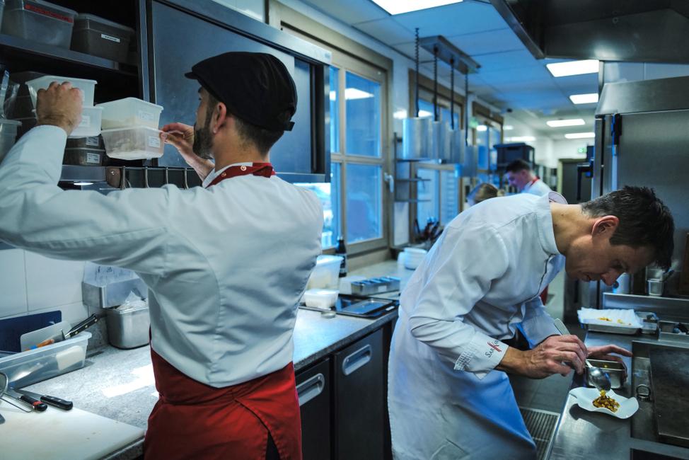 Sébastien Vauxion, chef du Sarkara gourmet, un restaurant deux étoiles au guide Michelin, prépare un repas dans la cuisine d'un restaurant à Courchevel.
