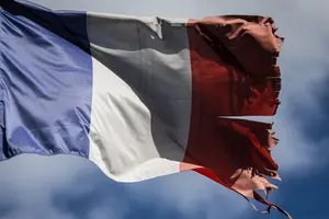 Drapeau Français en lambeaux. (Image d'illustration)