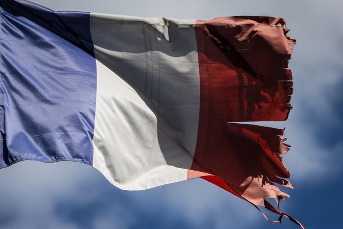 Drapeau Français en lambeaux. (Image d'illustration)