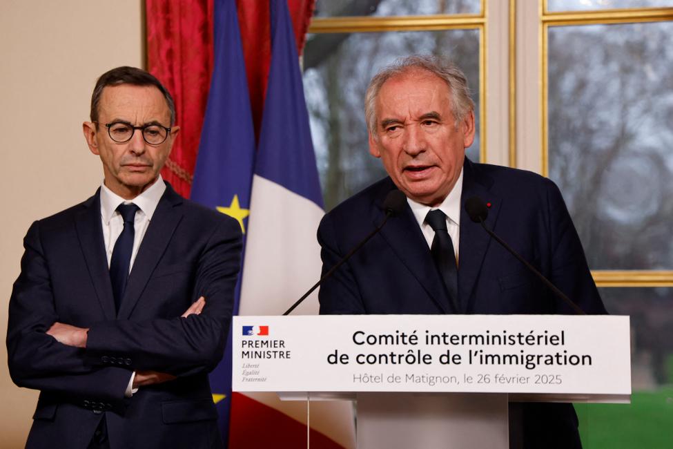 Le Premier ministre François Bayrou prononce un discours avec le ministre français de l'Intérieur Bruno Retailleau après une réunion du Comité interministériel de contrôle de l'immigration, à l'hôtel Matignon à Paris, le 26 février 2025.