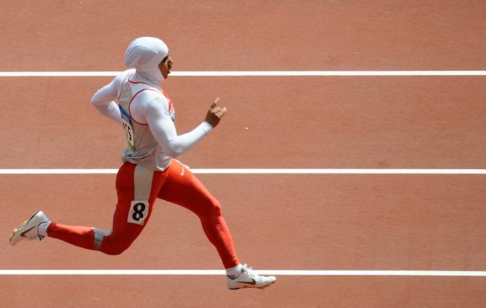 La Bahreïnienne Roqaya al-Ghasara participe à la 4e série du 200 m féminin, au Stade national, lors des Jeux olympiques de Pékin 2008, le 19 août 2008.