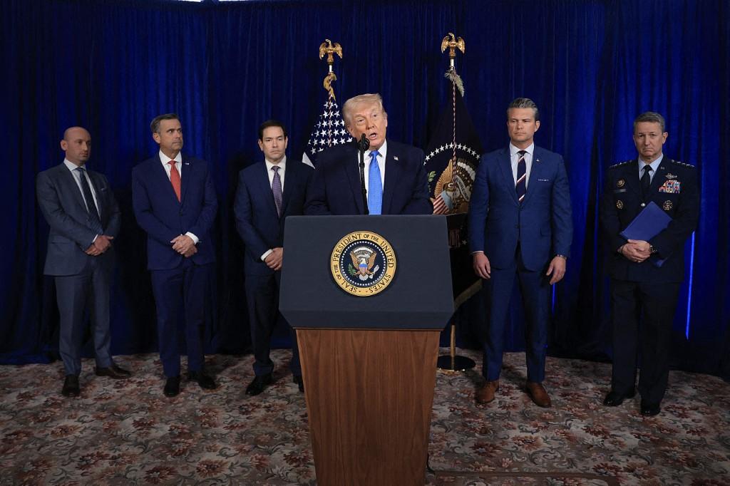 Donald Trump s'adresse aux médias lors d'une conférence de presse à Mar-a-Lago, le 3 janvier 2026, à Palm Beach, en Floride, après la capture de Nicolas Maduro.