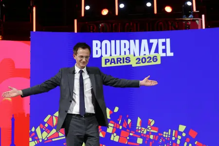 Le candidat à la mairie de Paris, Pierre-Yves Bournazel, fait un geste à ses partisans à la fin d'une réunion de campagne au Cirque d'Hiver à Paris, le 10 février 2026.