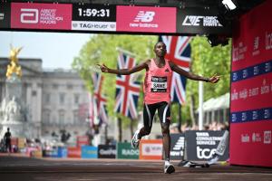 Le Kényan Sabastian Sawe franchit la ligne d'arrivée et remporte la course masculine en un temps record lors du marathon de Londres 2026, dans le centre de Londres, le 26 avril 2026. Le Kényan Sabastian Sawe a franchi la barre des deux heures pour la première fois de l'histoire dimanche en remportant le marathon de Londres.