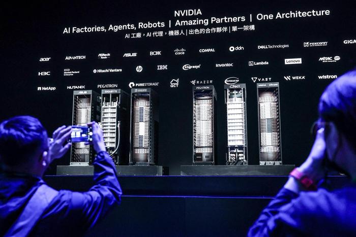 Des GPU Nvidia présents sur scène après que le PDG de Nvidia, Jensen Huang, ait prononcé le premier discours d'ouverture du Computex 2025 au Taipei Music Center le 19 mai 2025.