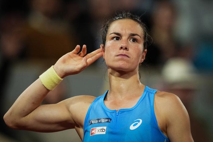 La Française Lois Boisson après avoir remporté de son match de quart de finale contre la Russe Mirra Andreeva, à Paris, le 4 juin 2025.