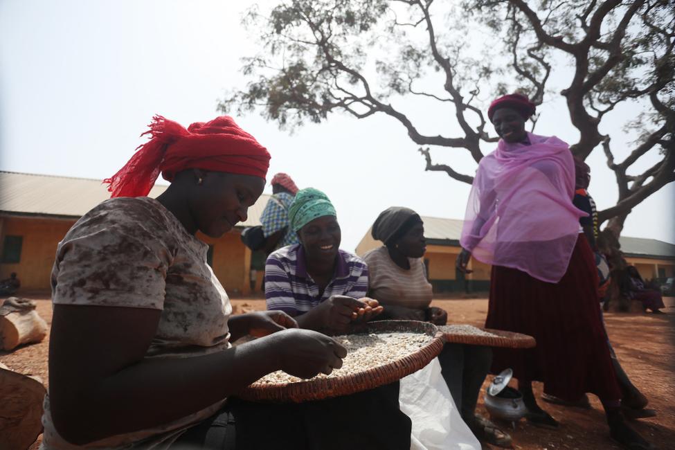 Des femmes chrétiennes se réunissent pour préparer un repas dans un camp de personnes déplacées installé à l'école primaire Pilot, après que leurs maisons ont été incendiées à Mangu le 2 février 2024, suite à des affrontements religieux survenus après plusieurs semaines de violences intercommunautaires et de troubles dans l'État du Plateau.