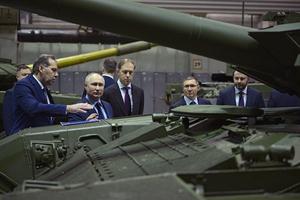 Sur cette photographie distribuée par l'agence d'État russe Sputnik, le président russe Vladimir Poutine visite Uralvagonzavod, la principale usine de chars du pays dans l'Oural, le 15 février 2024.