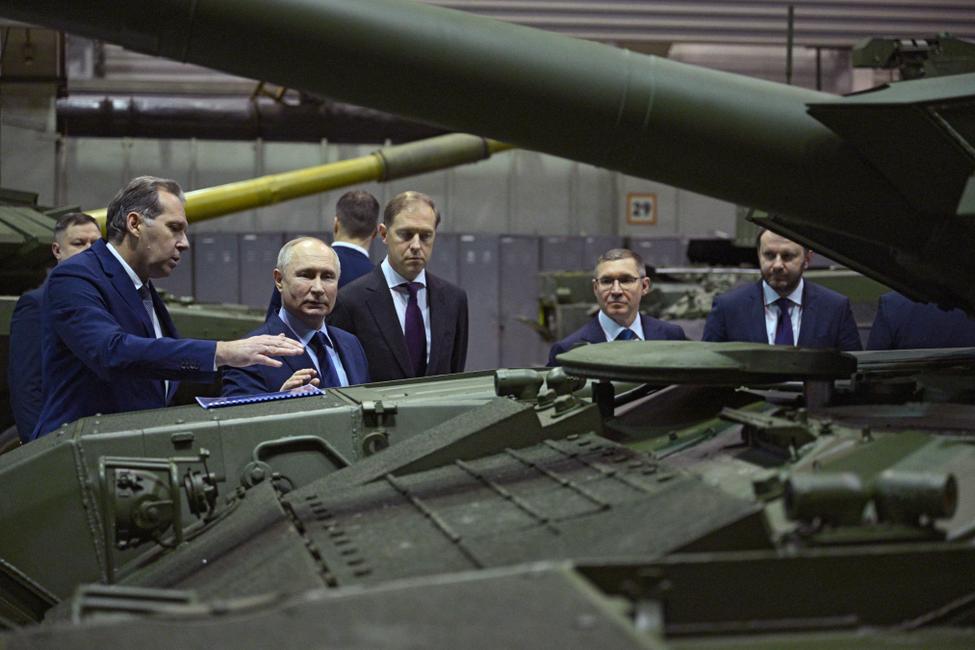 Sur cette photographie distribuée par l'agence d'État russe Sputnik, le président russe Vladimir Poutine visite Uralvagonzavod, la principale usine de chars du pays dans l'Oural, le 15 février 2024.