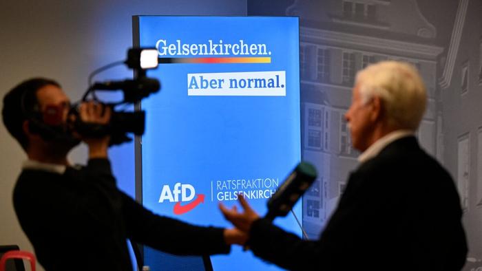 Norbert Emmerich, candidat de l'AfD à la mairie de la ville de Gelsenkirchen (à droite), est photographié à l'hôtel de ville le 14 septembre 2025, à Gelsenkirchen, dans l'ouest de l'Allemagne, lors des élections locales dans l'État fédéral occidental de Rhénanie-du-Nord-Westphalie.