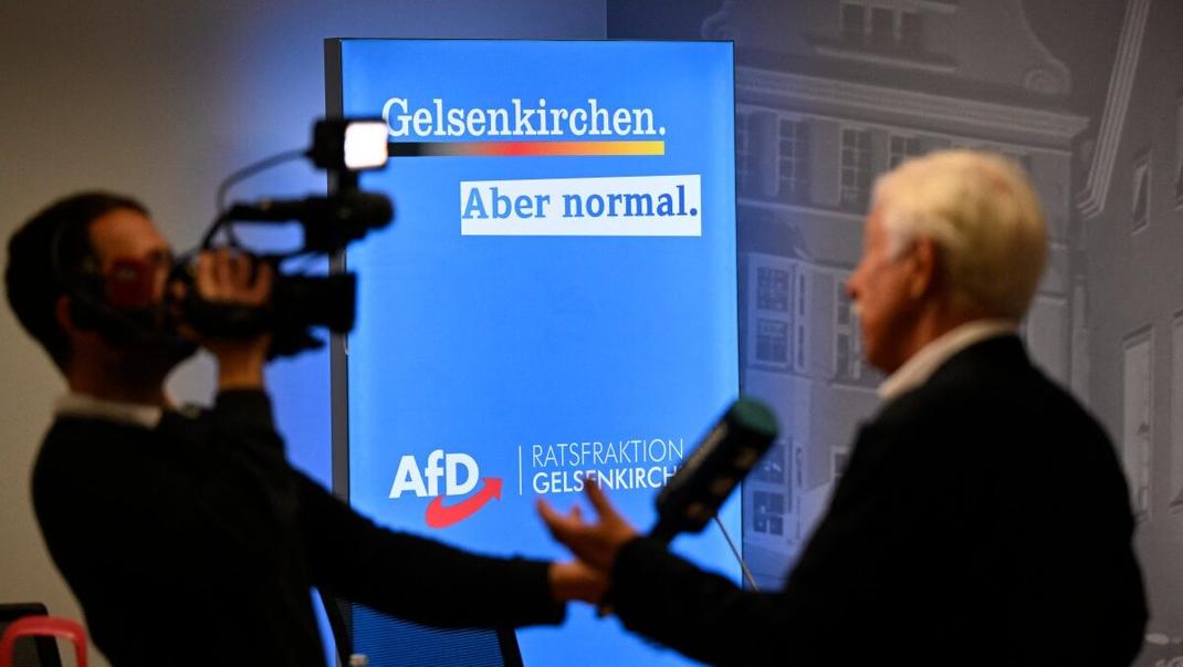 Norbert Emmerich, candidat de l'AfD à la mairie de la ville de Gelsenkirchen (à droite), est photographié à l'hôtel de ville le 14 septembre 2025, à Gelsenkirchen, dans l'ouest de l'Allemagne, lors des élections locales dans l'État fédéral occidental de Rhénanie-du-Nord-Westphalie.
