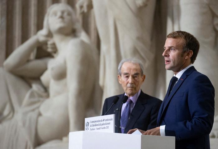 Le Président de la République, Emmanuel Macron et Robert Badinter, lors d'un discours du premier pour le 40e anniversaire de l'abolition de la peine de mort en octobre 2021.