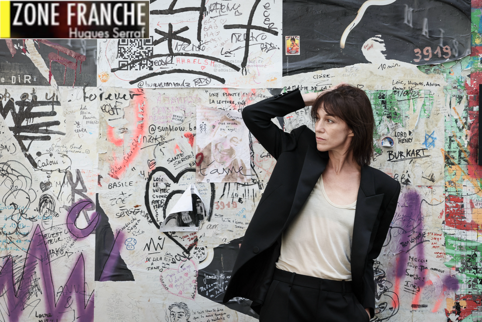 Charlotte Gainsbourg devant la maison de son père, rue de Verneuil à Paris