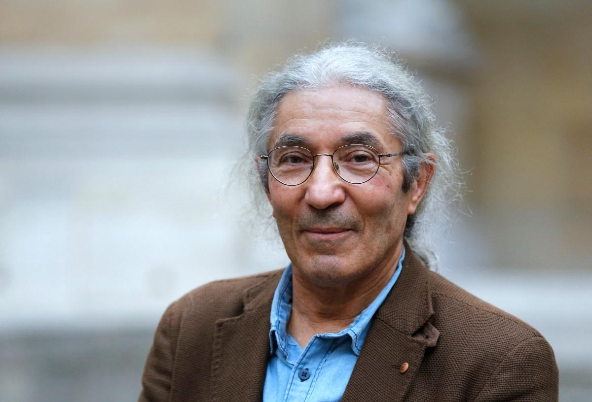 Photo prise le 29 octobre 2015, l’écrivain algérien Boualem Sansal pose après avoir reçu, conjointement avec l’auteur français Hedi Kaddour, le Grand Prix du Roman, un prix littéraire décerné par l’Académie française pour un roman individuel, à l’Académie française à Paris. Le 10 novembre 2025, le président allemand Frank-Walter Steinmeier a exhorté son homologue algérien à gracier l’écrivain franco-algérien Boualem Sansal, condamné en mars à cinq ans de prison pour atteinte à l’unité nationale. La présidence allemande a indiqué qu’il avait demandé au président algérien Abdelmadjid Tebboune d’accorder cette grâce comme « un geste humanitaire » et proposé également « la relocalisation de Sansal en Allemagne et une prise en charge médicale ultérieure dans notre pays ».