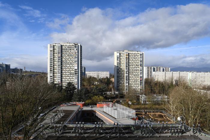 Cette photographie montre une vue des deux tours Plein Ciel, dans le quartier des Coteaux à Mulhouse, dans l'est de la France, le 29 janvier 2025.