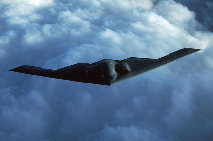 Un bombardier B-2 en vol dans un lieu tenu secret.