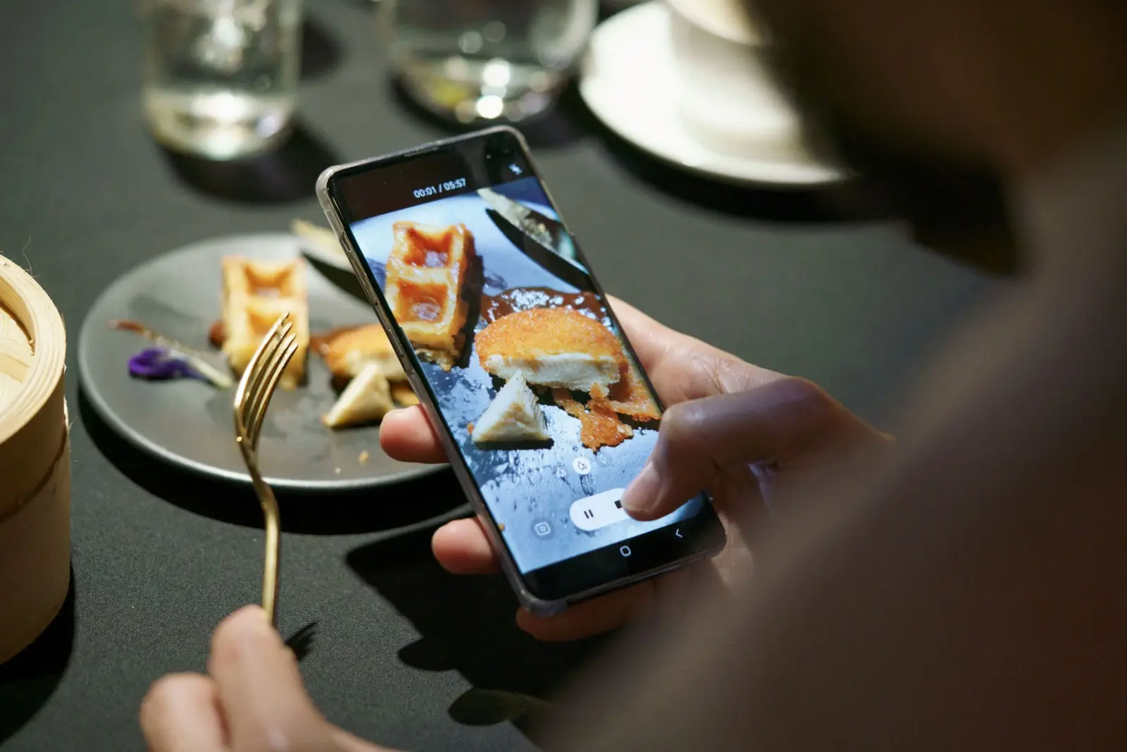 À Singapour, un invité filme avec son téléphone portable un repas comprenant un nugget à base de viande de poulet.