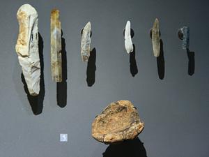Outils lithiques préhistoriques de l'entrée de la grotte des Combarelles, Les Eyzies de Tayac, Dorgogne.