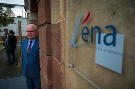 Le directeur de l'Ecole Nationale d'Administration (ENA), Patrick Gerard, pose à l'entrée de l'école, le 30 août 2021 à Strasbourg, dans l'est de la France.