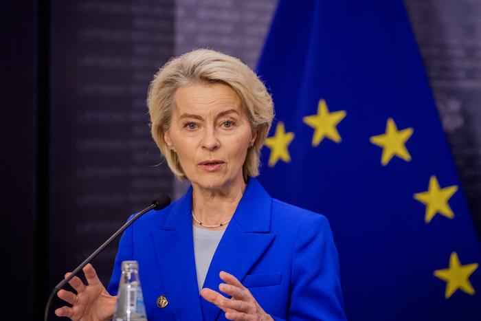La présidente de la Commission européenne, Ursula von der Leyen, s'exprime lors d'une conférence de presse conjointe avec le Premier ministre letton à Riga, en Lettonie, le 29 août 2025. (Image d'illustration)