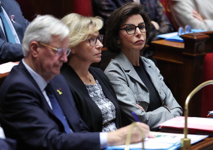 Michel Barnier, la ministre déléguée aux Relations avec le Parlement Nathalie Delattre et la ministre de la Culture Rachida Dati assistent à une séance de questions au gouvernement à l'Assemblée nationale à Paris, le 8 octobre 2024.