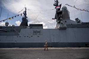 Un membre d'équipage marche à côté de la corvette de la marine russe « Gromkiy », amarrée au port de Tanjung Perak, en Indonésie, pour un exercice militaire conjoint de 5 jours entre l'Indonésie et la Russie, le 4 novembre 2024.