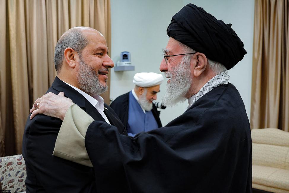 Khalil al-Hayya et l'ayatollah Ali Khamenei à Téhéran