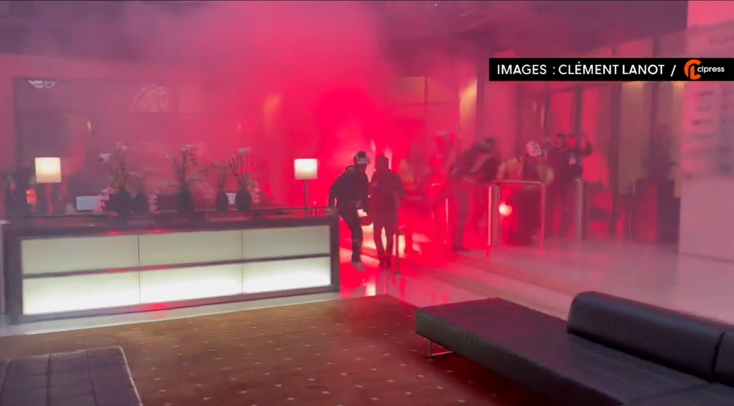 Des cheminots investissent le siège de BlackRock