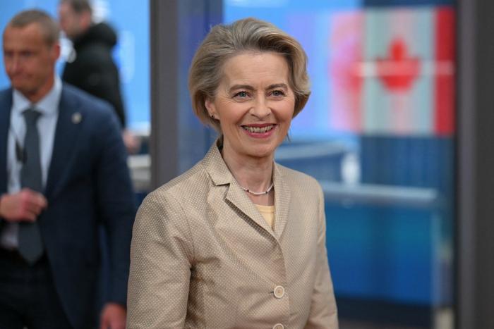 La présidente de la Commission européenne, Ursula von der Leyen, arrive pour assister à des réunions au siège du Conseil européen à Bruxelles, le 12 février 2025.