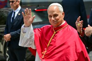Le pape Léon XIV salue la foule à son arrivée pour la prière de midi à la cathédrale Sainte-Croix-et-Sainte-Eulalie de Barcelone, le 9 juin 2026.