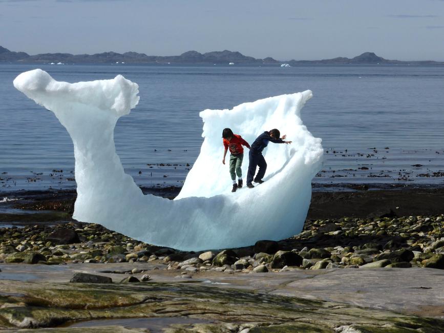Des enfants jouent au milieu des icebergs sur la plage à Nuuk, au Groenland.