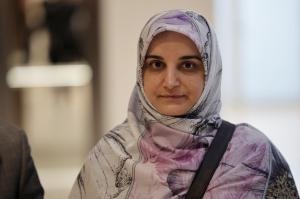La ressortissante iranienne Mahdieh Esfandiari arrive au tribunal de Paris le 13 janvier 2026 pour son procès pour incitation au terrorisme sur les réseaux sociaux.