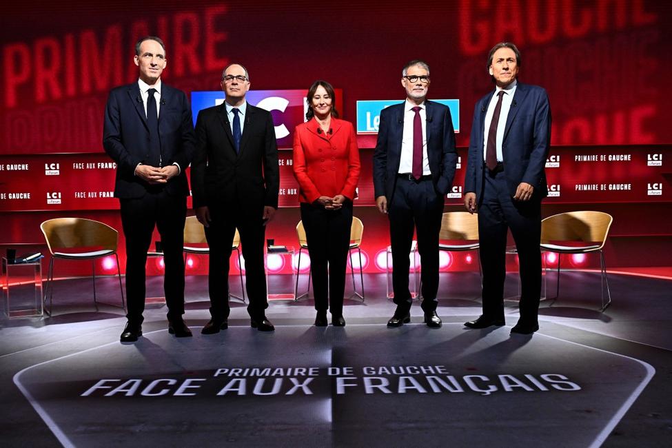 Les candidats à la primaire du Parti socialiste et du parti de centre-gauche Place publique - Raphaël Glucksmann, Emmanuel Maurel, Ségolène Royal, Olivier Faure et Jérôme Guedj - posent avant un débat organisé par LCI dans le cadre de la primaire pour l'élection présidentielle française de 2027, à Boulogne-Billancourt, le 23 septembre 2026.
