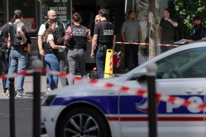 La police judiciaire opère dans un périmètre bouclé après qu'un homme armé d'un couteau a blessé trois personnes à Paris le 27 juillet 2026.