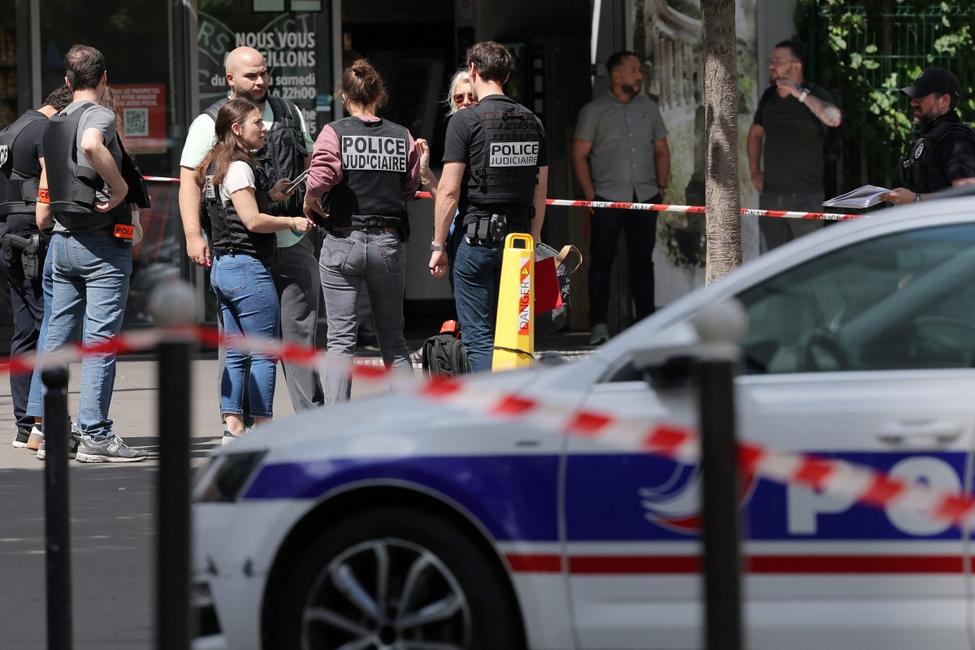 La police judiciaire opère dans un périmètre bouclé après qu'un homme armé d'un couteau a blessé trois personnes à Paris le 27 juillet 2026.