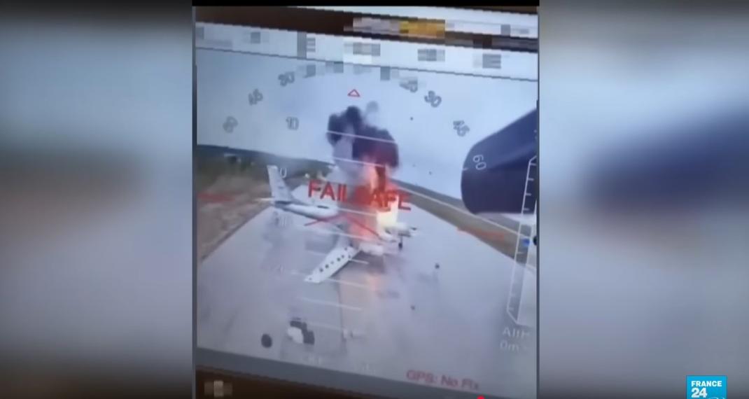 Images fournies par les services de sécurité ukrainiens montrant les dégâts provoqués par un drone ukrainien sur un aérodrome russe.