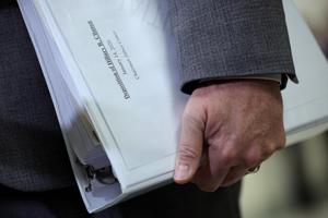 Le président de la commission de supervision et de réforme du gouvernement de la Chambre des représentants, James Comer (républicain du Kentucky), brandit un classeur de documents en s’adressant à la presse après que l’ancienne secrétaire d’État Hillary Clinton ne s’est pas présentée à une déposition à huis clos, au Rayburn House Office Building, sur le Capitole, le 14 janvier 2026 à Washington. James Comer a indiqué que la commission voterait la semaine prochaine pour déclarer Hillary Clinton et son mari, l’ancien président Bill Clinton, coupables d’outrage au Congrès pour ne pas avoir témoigné dans le cadre de l’enquête de la commission sur Jeffrey Epstein. (Image d'illustration)