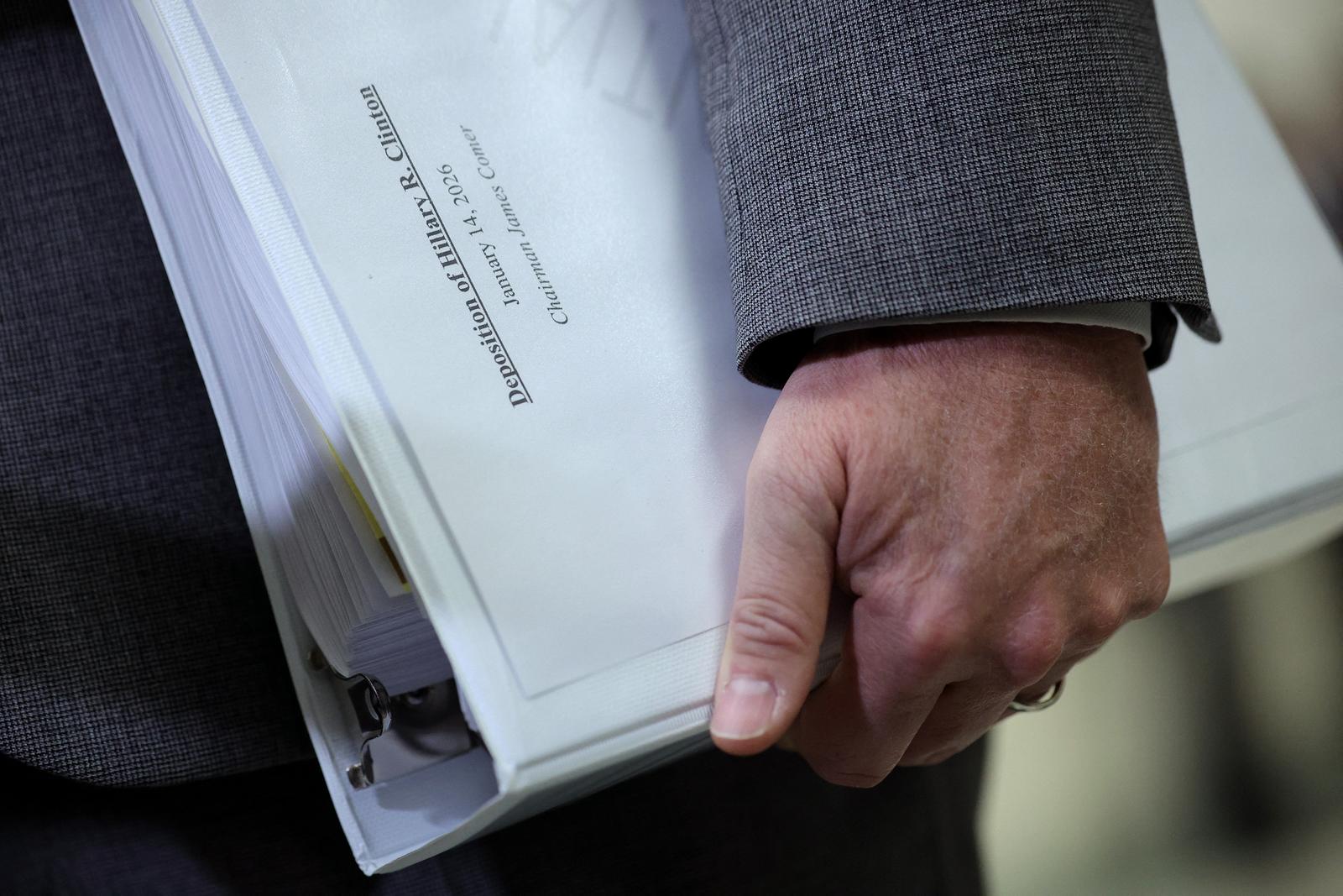 Le président de la commission de supervision et de réforme du gouvernement de la Chambre des représentants, James Comer (républicain du Kentucky), brandit un classeur de documents en s’adressant à la presse après que l’ancienne secrétaire d’État Hillary Clinton ne s’est pas présentée à une déposition à huis clos, au Rayburn House Office Building, sur le Capitole, le 14 janvier 2026 à Washington. James Comer a indiqué que la commission voterait la semaine prochaine pour déclarer Hillary Clinton et son mari, l’ancien président Bill Clinton, coupables d’outrage au Congrès pour ne pas avoir témoigné dans le cadre de l’enquête de la commission sur Jeffrey Epstein. (Image d'illustration)