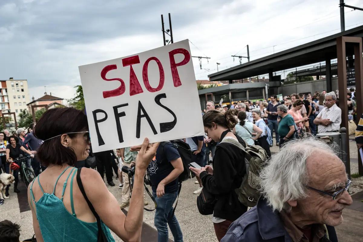 Les PFAS sont une large famille de plusieurs milliers de substances chimiques qui contiennent toutes au moins une liaison carbone-fluor, qui comptent parmi les liaisons chimiques les plus stables. Cela signifie qu’elles se dégradent très peu après utilisation ou rejet dans l’environnement.