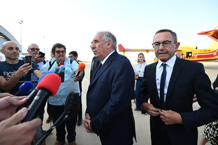 Le Premier ministre François Bayrou et son ministre de l'intérieur et chef du parti Les Republicains, Bruno Retailleau, lors d'une visite à Nimes dans le cadre de la lutte contre les incendies estivaux, le 6 août 2025. (Photo by Sylvain THOMAS / AFP)