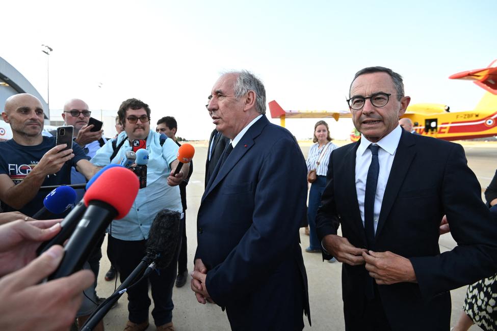 Le Premier ministre François Bayrou et son ministre de l'intérieur et chef du parti Les Republicains, Bruno Retailleau, lors d'une visite à Nimes dans le cadre de la lutte contre les incendies estivaux, le 6 août 2025. (Photo by Sylvain THOMAS / AFP)