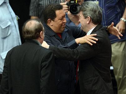Jean-Luc Melenchon et Hugo Chavez à Caracas en 2012. "Ils veulent me classer à l'extrême gauche, figure-toi !" "Ha ha ha, vous n'avez pas de pétrole comme nous, mais vous avez des idées..."