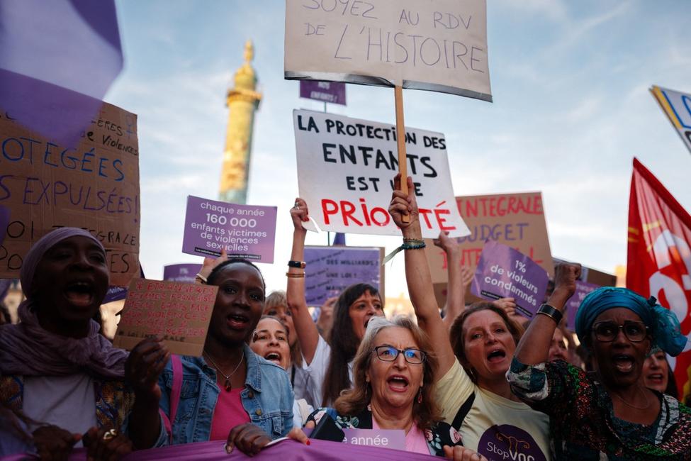 Des manifestants participent à un rassemblement en soutien à une « loi intégrale » contre les violences sexistes et sexuelles, place Vendôme à Paris, le 5 octobre 2026.