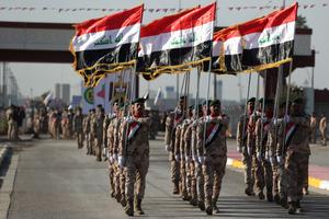 Des soldats de l'armée irakienne participent à un défilé lors d'une cérémonie marquant le sixième anniversaire de la défaite du groupe État islamique (EI), dans la zone d'Abou Ghraib à l'ouest de Bagdad, le 10 décembre 2024.